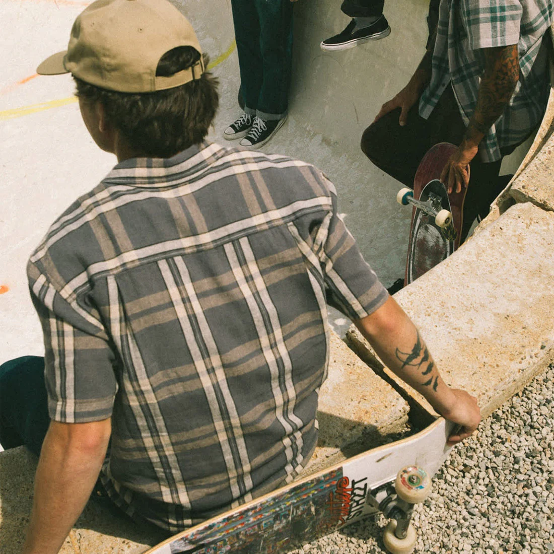 BRIXTON Charter Linen Blend Short Sleeve Shirt - Charcoal/Beige Plaid - Image 4