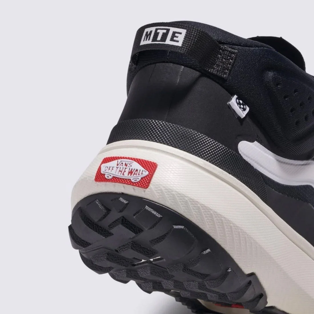VANS MTE Crosspath Mid - Black/White - Image 5