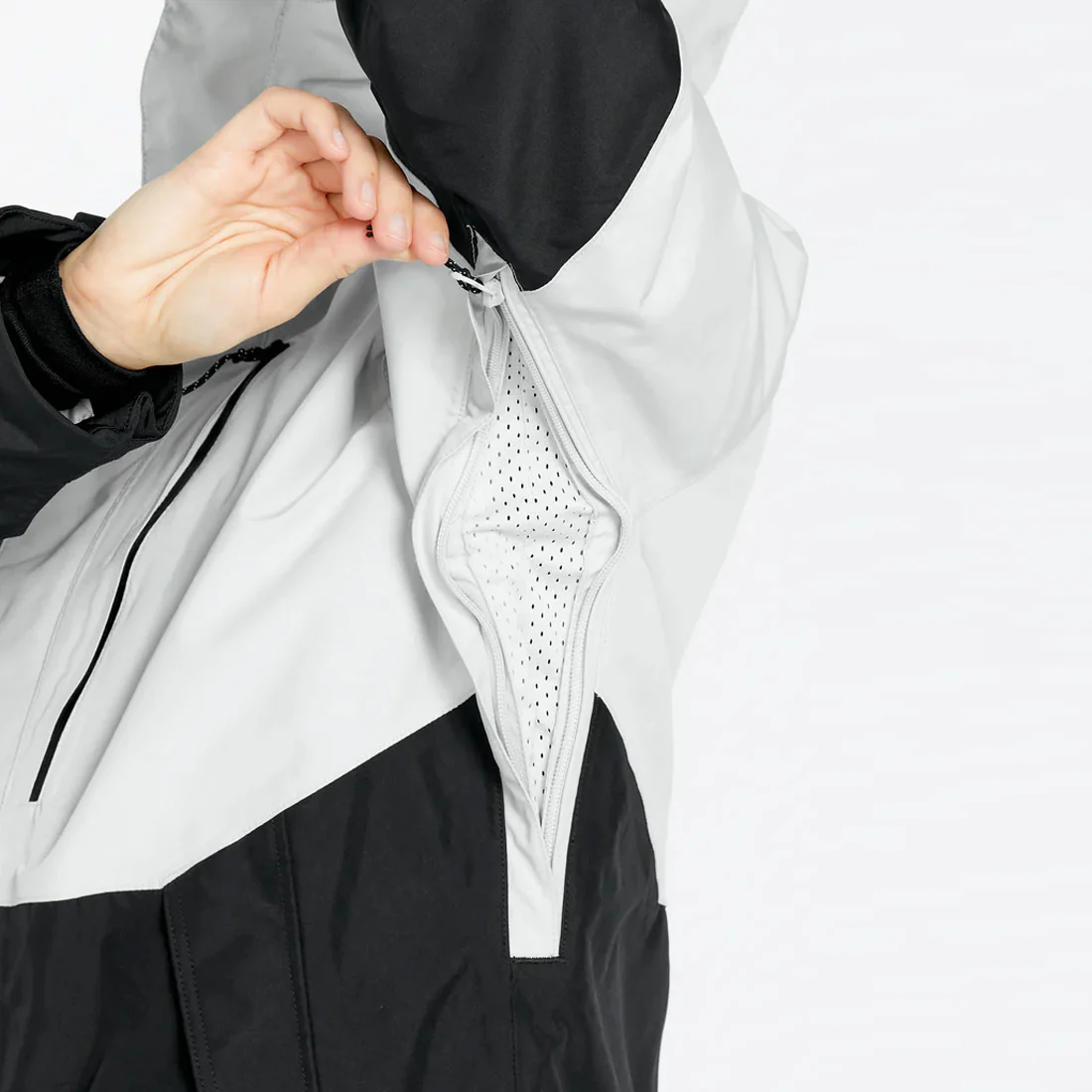 VOLCOM Women's V.Co Aris Insulated Gore-Tex Jacket 2025 - Cloud Grey - Image 7